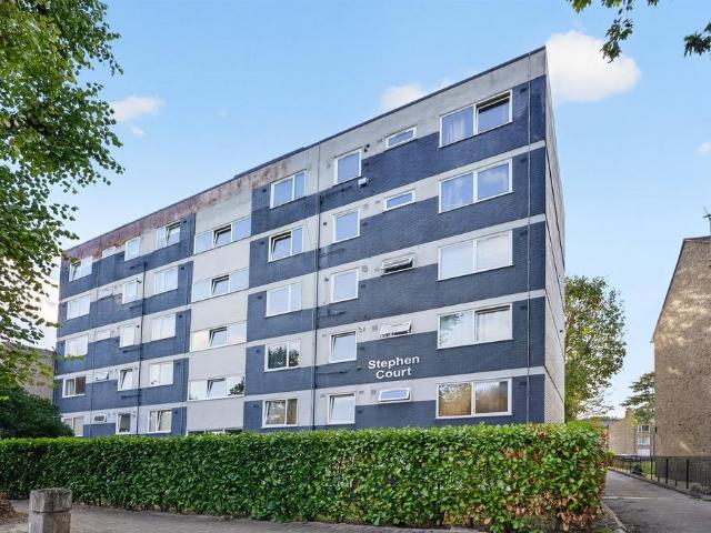 Flat for sale in London Borough of Wandsworth, Greater London