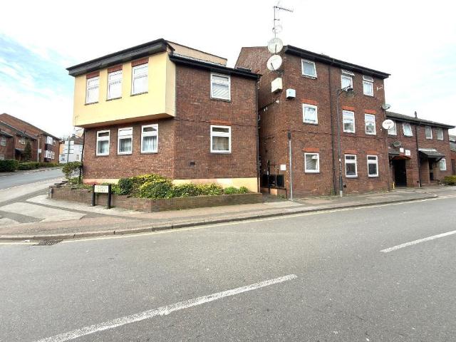 Flat for sale in Spring Park, Luton