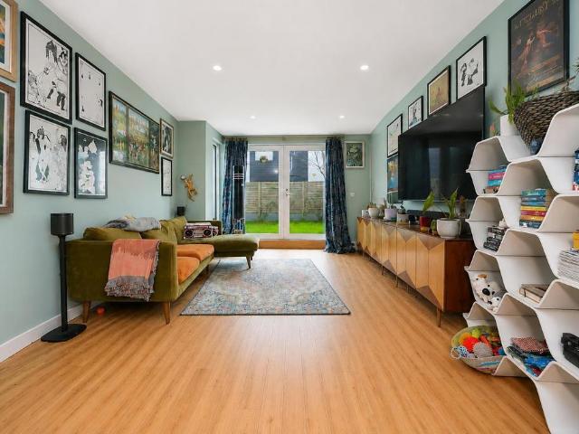 Flat for sale in Shacklewell, Greater London