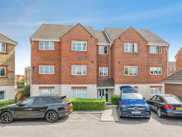 Flat for sale in South Ockendon, Essex