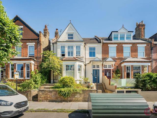 Flat for sale in Stroud Green, Greater London
