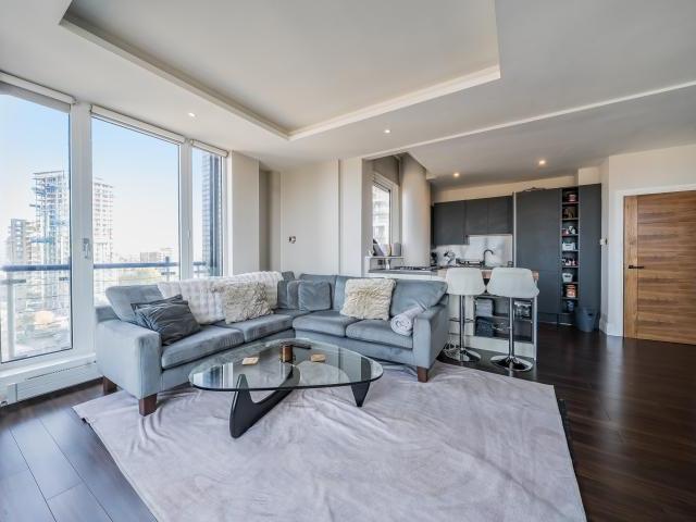 Flat for sale in Battersea, Greater London