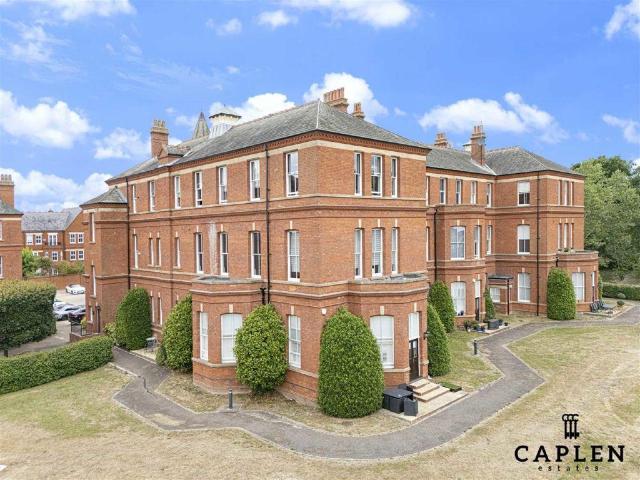 Flat for sale in Fairlop, Greater London
