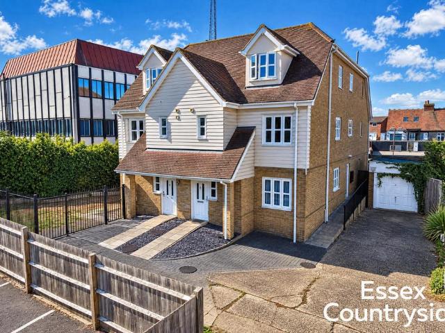 Flat for sale in Rayleigh, Rochford