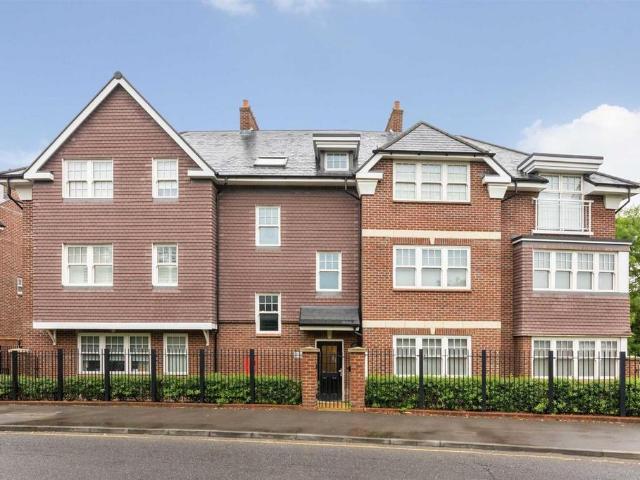 Flat for sale in Mill Hill, Greater London