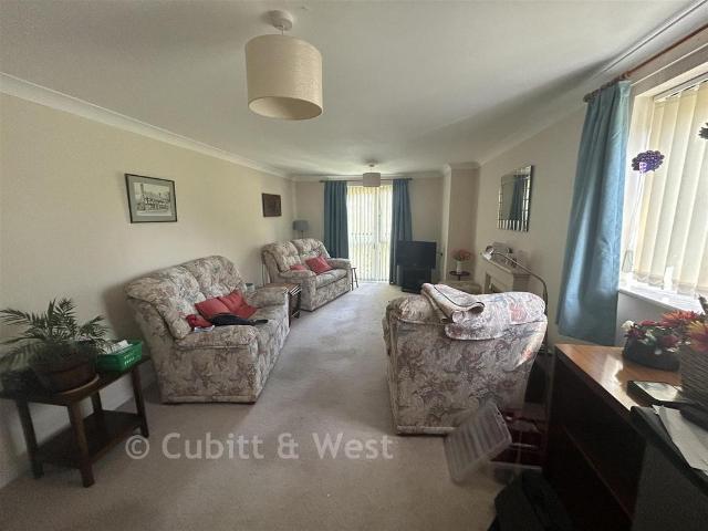 Flat for sale in Roffey, Horsham