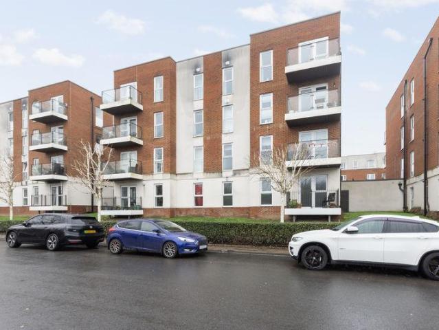 Flat for sale in Barnes Cray, Greater London