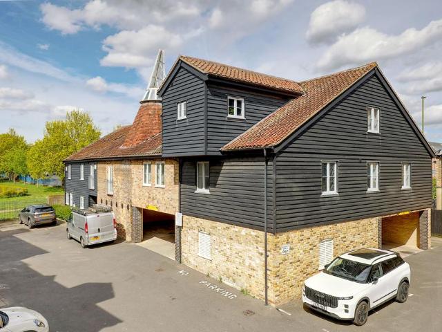 Flat for sale in Kings Hill, Colliers End