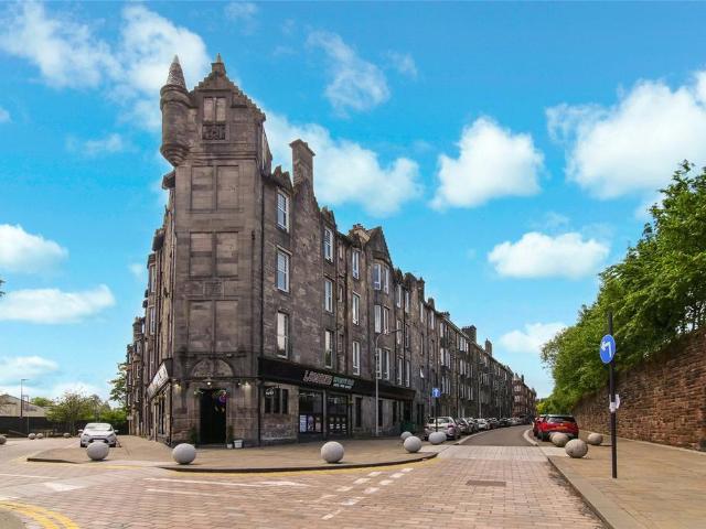 Flat for sale in Dumbarton, Scotland
