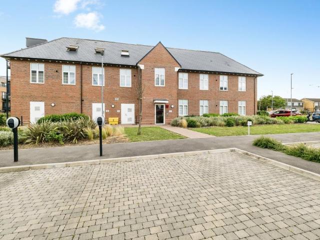 Flat for sale in Elm Park, Greater London