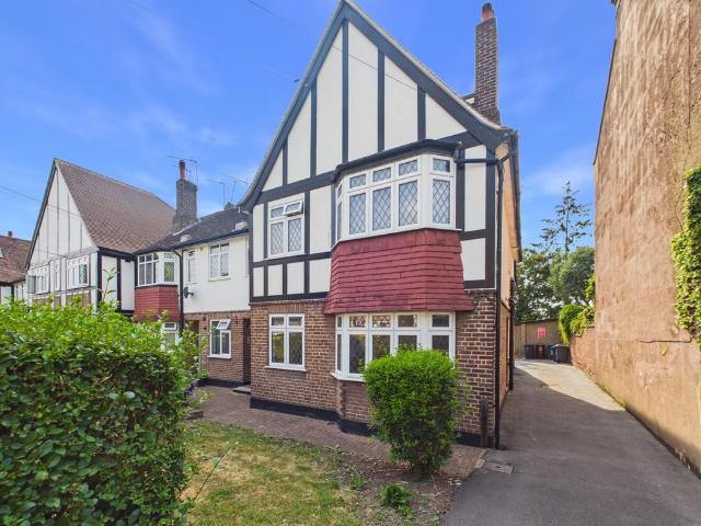 Flat for sale in Mill Hill, Greater London