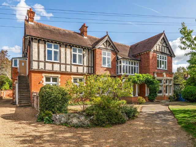 Flat for sale in Fetcham, Mole Valley