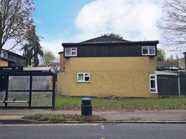 Flat for sale in Laindon, Essex