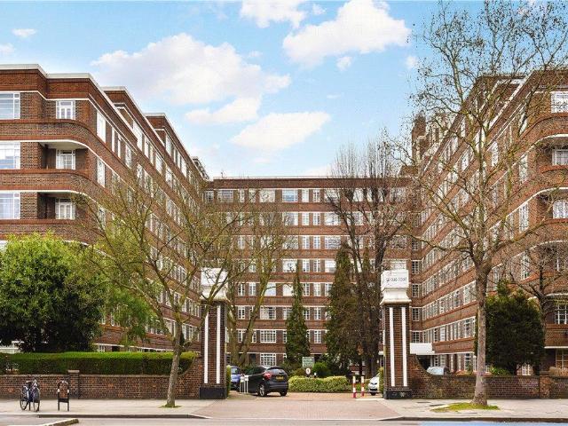 Flat for sale in Balham, Greater London