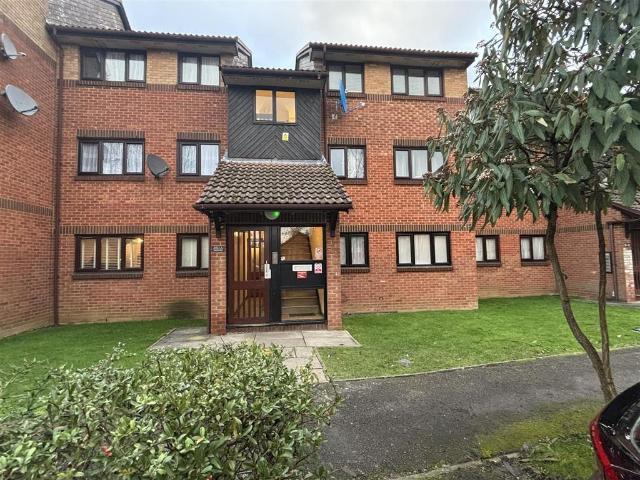 Flat for sale in Burnt Oak, Greater London