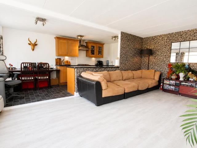 Flat for sale in Beddington, Greater London