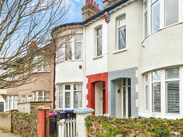 Flat for sale in Alton Barnes, Essex
