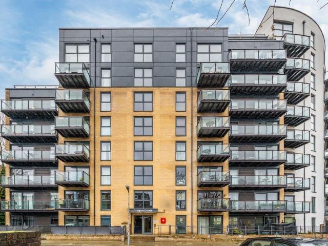 Flat for sale in Kennington, Greater London