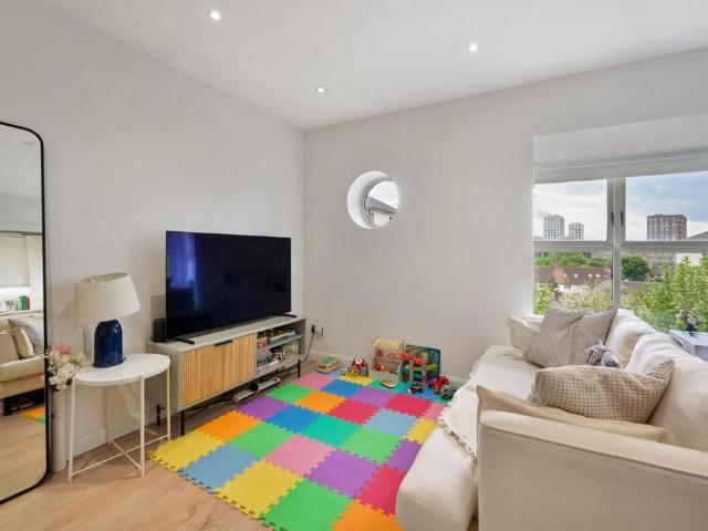 Flat for sale in Silvertown, Greater London