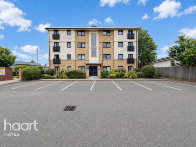 Flat for sale in Yeading, Greater London