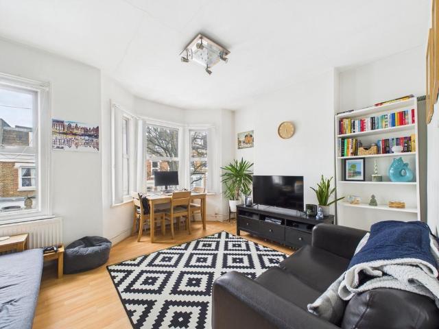 Flat for sale in Clapham Junction, Greater London