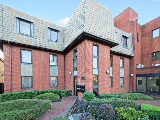 Flat for sale in Lane, Greater London