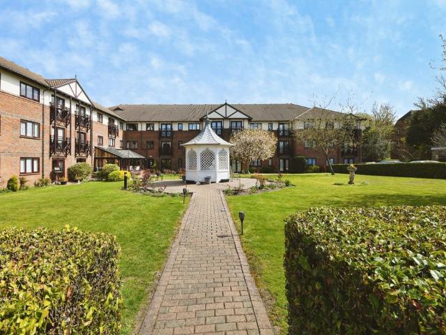 Flat for sale in Pilgrims' Hatch, Navestock Side