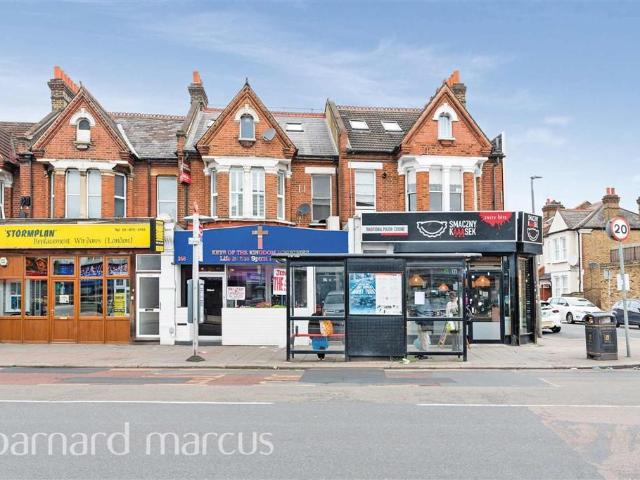 Flat for sale in Furzedown, Greater London