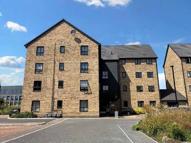 Flat for sale in North Wroughton, Swindon