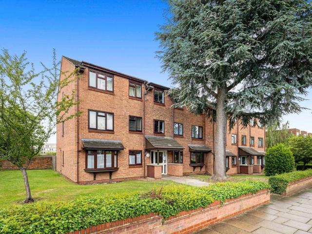 Flat for sale in London Borough of Ealing, Park Royal