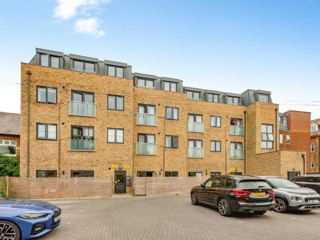 Flat for sale in Meath Green, Reigate and Banstead