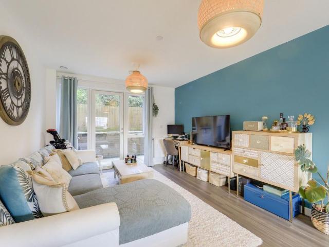 Flat for sale in London Borough of Lewisham, Ladywell