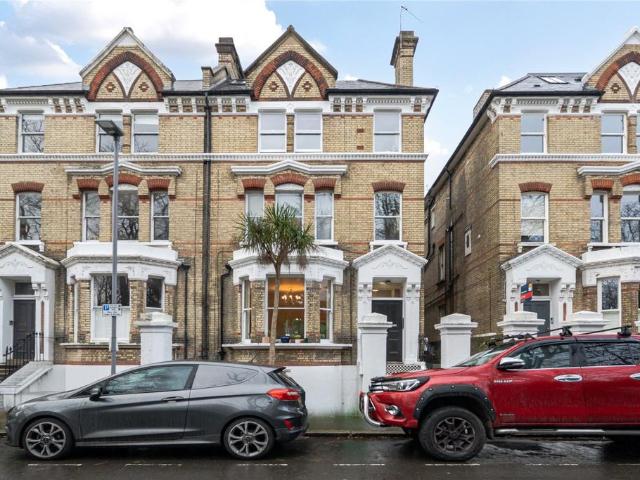 Flat for sale in Surbiton, Greater London