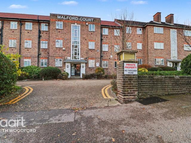 Flat for sale in Snaresbrook, Greater London