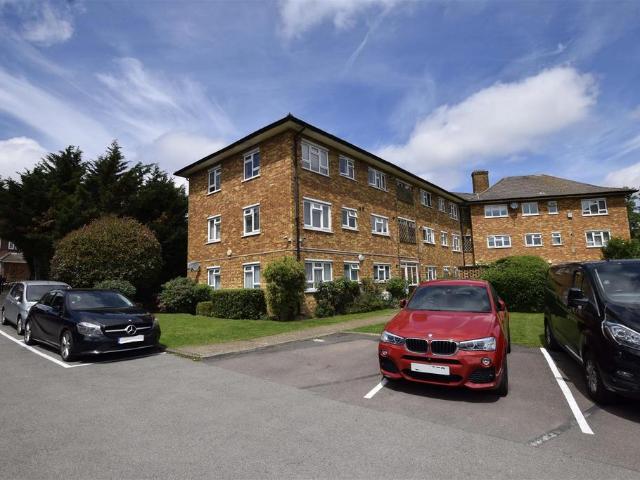Flat for sale in Preston, Greater London