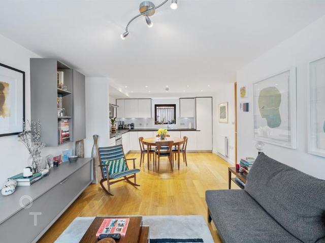 Flat for sale in Chalk Farm, Greater London