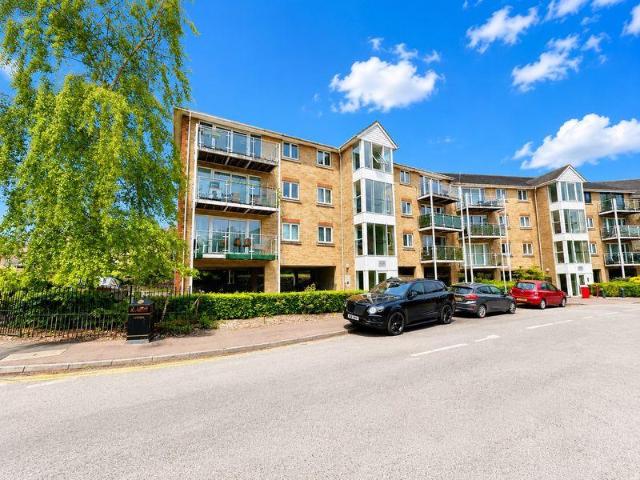 Flat for sale in Spring Park, Luton