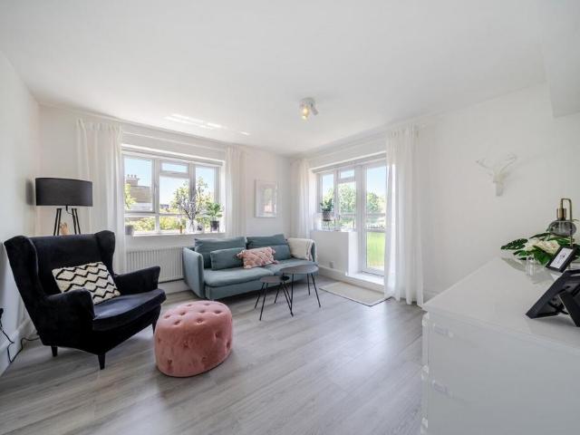 Flat for sale in Southfields, Greater London