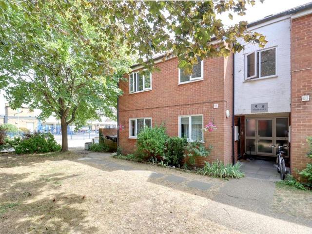 Flat for sale in South Ockendon, Essex