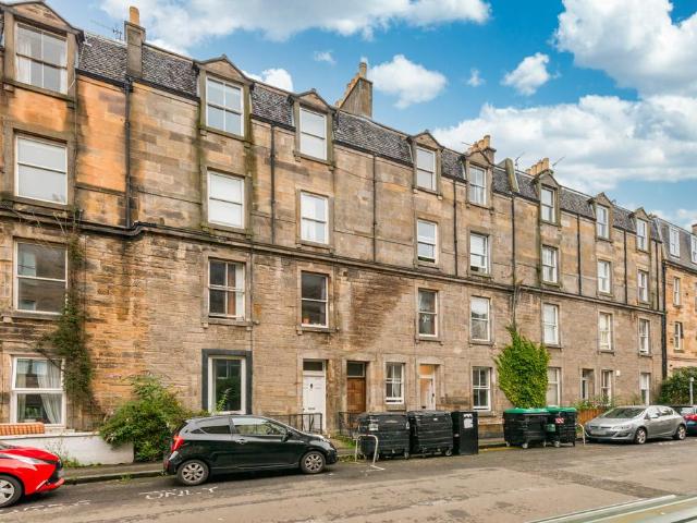 Flat for sale in Newington, Scotland