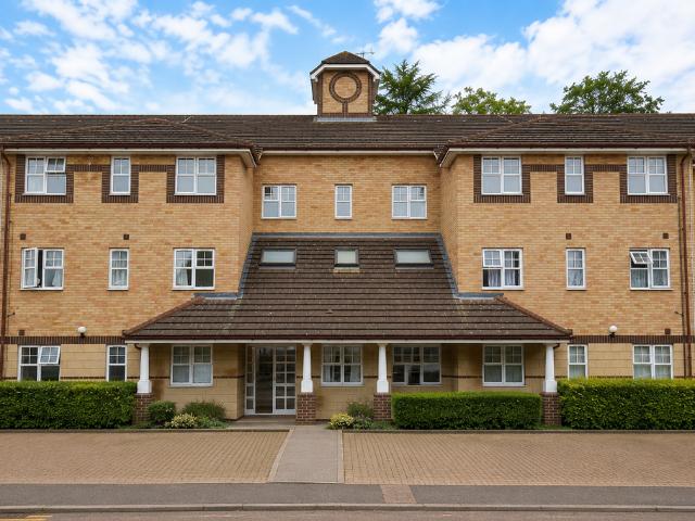 Flat for sale in Spring Park, Luton