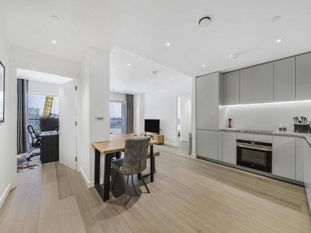 Flat for sale in Greenwich Peninsula, Greater London