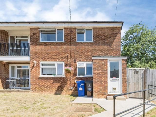 Flat for sale in Deanshanger