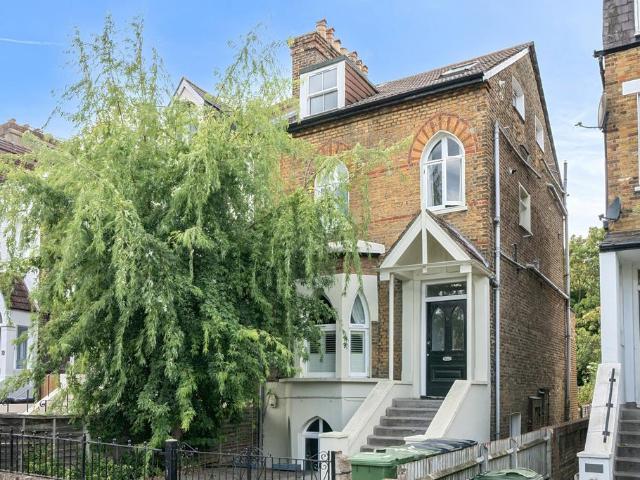 Flat for sale in West Norwood, Greater London