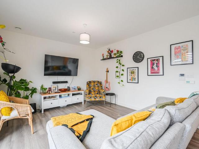 Flat for sale in Upton Park, Greater London