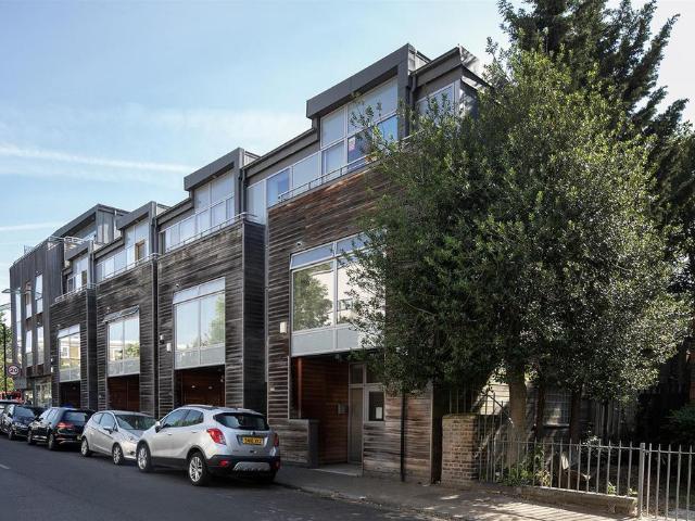 Flat for sale in Nunhead, Greater London
