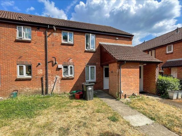 Flat for sale in London Borough of Hounslow, Hanworth