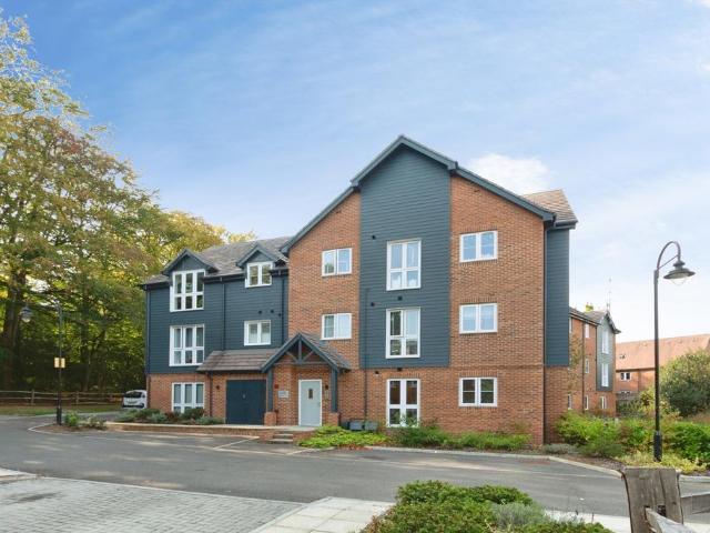 Flat for sale in Bagshot, Surrey Heath