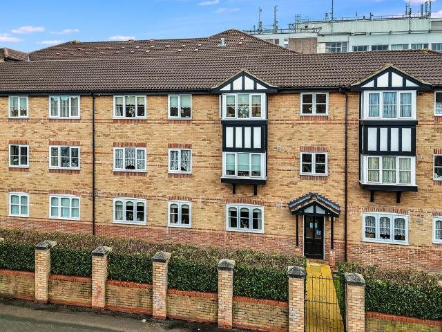 Flat for sale in Rush Green, Greater London