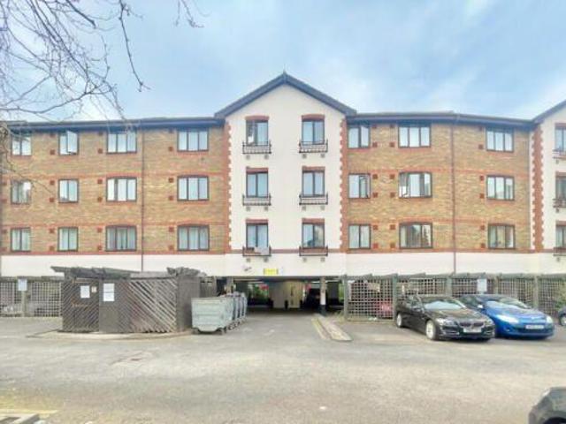Flat for sale in London Borough of Hounslow, Greater London